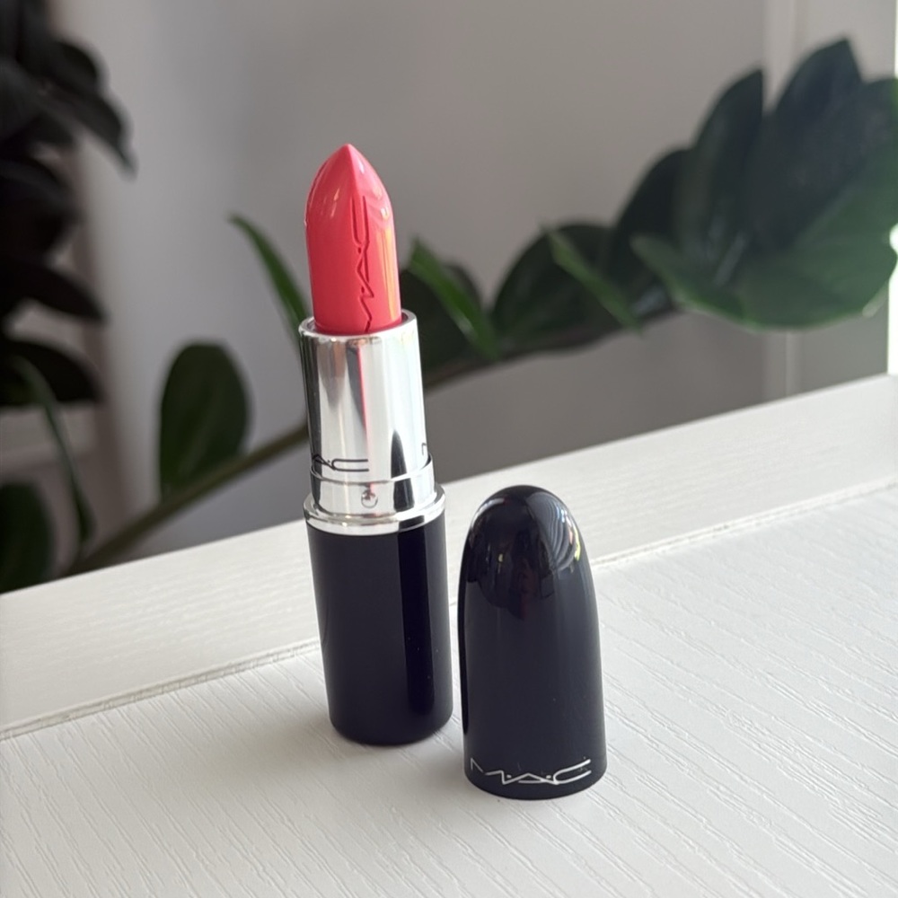 MAC Cosmetics Lipstick in Vibrant Pink
